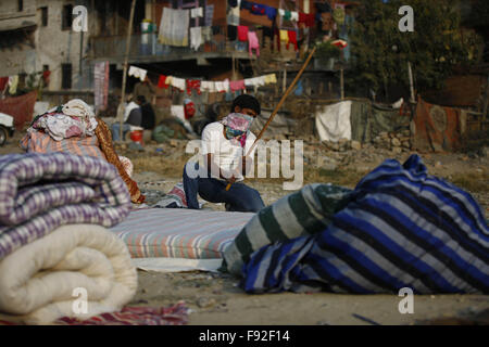 Kathmandu, Nepal. Xiii Dec, 2015. Un operaio thumps coperta utilizzando i metodi tradizionali in Sinamangal, Kathmandu, Nepal Domenica, Dicembre 13, 2015. L'Inverno è qui ed è difficile vendere coperte, dice l'operaio, a causa della continua crisi del carburante per più di 3 mesi al confine India-Nepal. Foto/Skanda Gautam © Skanda Gautam/ZUMA filo/Alamy Live News Foto Stock