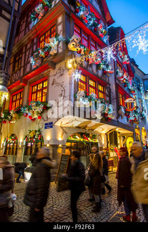 Tempo di Natale a Strasburgo, Alsazia, Francia, Xmas illuminazione, mercatino di Natale nel centro storico, Foto Stock