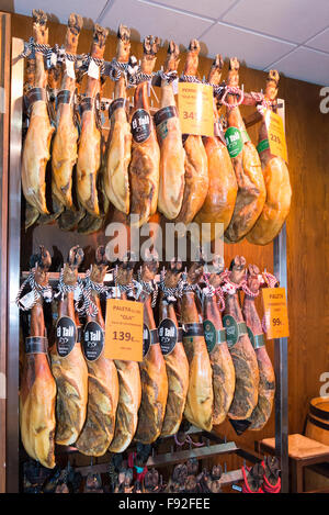 Rack di gambe affumicato di prosciutto spagnolo, Carrer de la Riera, Calella Costa del Maresme, provincia di Barcelona, Catalogna, Spagna Foto Stock