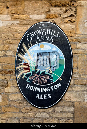 Il Snowshill Arms pub segno, Snowshill, Gloucestershire, England, Regno Unito Foto Stock