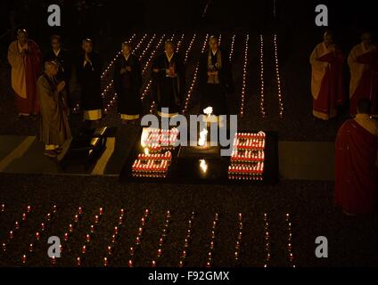 (151213) -- NANJING, Dic 13, 2015 (Xinhua) -- gente compresi i giovani buddisti e stranieri frequentano un cero veglia presso il Memorial Hall per le vittime del massacro di Nanjing dagli invasori giapponesi in Nanjing, a est della capitale cinese della provincia dello Jiangsu, a Dic. 13, 2015, la Cina la seconda National Memorial Day per il massacro di Nanjing vittime. (Xinhua/Ji Chunpeng) Foto Stock