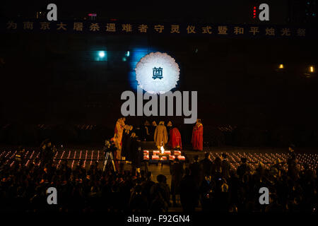 (151213) -- NANJING, Dic 13, 2015 (Xinhua) -- gente compresi i giovani buddisti e stranieri frequentano un cero veglia presso il Memorial Hall per le vittime del massacro di Nanjing dagli invasori giapponesi in Nanjing, a est della capitale cinese della provincia dello Jiangsu, a Dic. 13, 2015, la Cina la seconda National Memorial Day per il massacro di Nanjing vittime. (Xinhua/Ji Chunpeng) Foto Stock