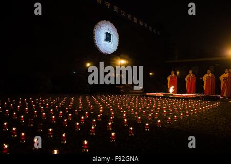 (151213) -- NANJING, Dic 13, 2015 (Xinhua) -- gente compresi i giovani buddisti e stranieri frequentano un cero veglia presso il Memorial Hall per le vittime del massacro di Nanjing dagli invasori giapponesi in Nanjing, a est della capitale cinese della provincia dello Jiangsu, a Dic. 13, 2015, la Cina la seconda National Memorial Day per il massacro di Nanjing vittime. (Xinhua/Ji Chunpeng) Foto Stock