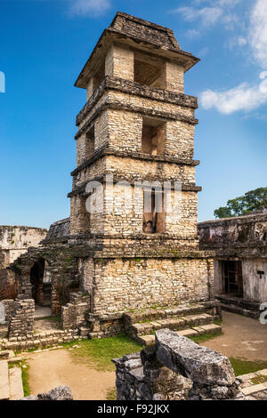 Torre di osservazione a El Palacio, rovine Maya a Palenque sito archeologico, Chiapas, Messico Foto Stock