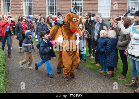 Londra, Regno Unito. Il 13 dicembre 2015. Il London Pantomime cavallo di razza, ora nel suo sesto anno avviene a Greenwich per raccogliere fondi per la Demelza ospizio per i bambini. Credito: bas/Alamy Live News Foto Stock