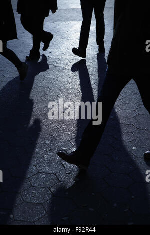 Sagome di irriconoscibile la gente camminare in blu notte ombre Foto Stock