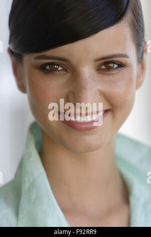 Darkhaired Ritratto di giovane donna in ambienti interni Foto Stock