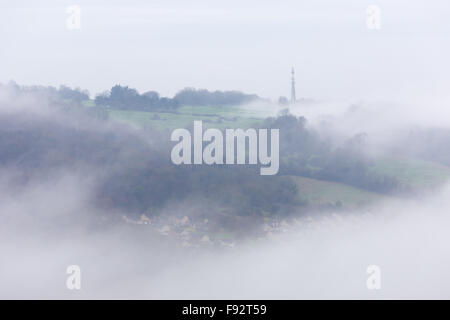 Bath, Regno Unito. Xiii Dec, 2015. Le miti condizioni climatiche vede una fitta nebbia che avvolge la città storica di Bath. Credito: Wayne Farrell/Alamy Live News Foto Stock