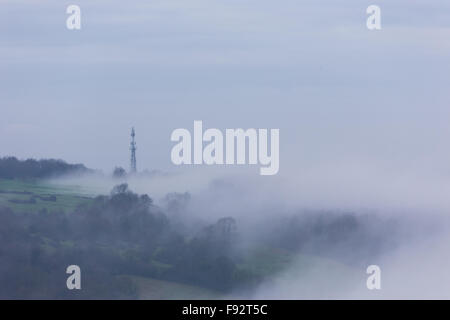 Bath, Regno Unito. Xiii Dec, 2015. Le miti condizioni climatiche vede una fitta nebbia che avvolge la città storica di Bath. Credito: Wayne Farrell/Alamy Live News Foto Stock