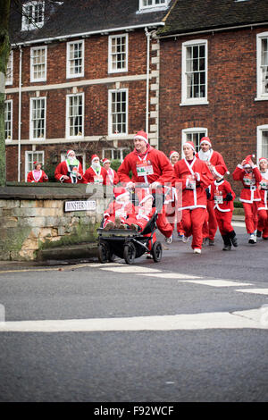 Lincoln, Lincolnshire, Regno Unito.13 dicembre, 2015. Più di due mila corridori di divertimento ha preso parte questa mattina nella Santa dash, Lincoln Castle è stata l'ora di inizio e di fine per i due giri della gara . Anche molti concorrenti e i loro cani hanno preso parte alla Santa doggy dash . Credito: Ian Francesco/Alamy Live News Foto Stock