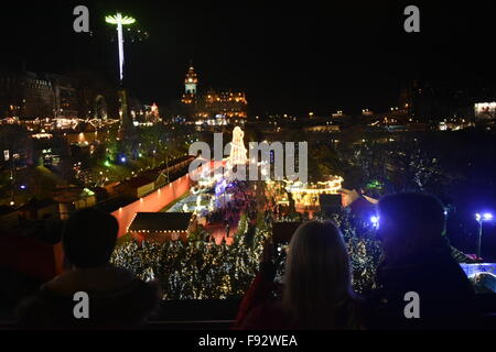 Edimburgo, Scozia, Regno Unito. 13 dicembre, 2015. Shoppers folla al mercato di Natale in Princes Street Gardens, Edimburgo: 13 dicembre 2015. Credito: STUART WALKER/Alamy Live News Foto Stock