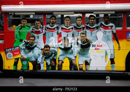 Bus ritratto mit deutscher Nationalspieler: Manuel Neuer, Toni Kroos, Sami Khedira, Benedikt Hoewedes, Mats Hummels, Girolamo Barca Foto Stock