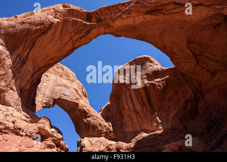 Il doppio arco, la selezione di Windows, il Parco Nazionale di Arches, Utah, Stati Uniti d'America Foto Stock