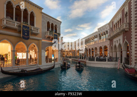 L'Hotel Veneziano, canale con gondole e gondolieri, Las Vegas, Nevada, STATI UNITI D'AMERICA Foto Stock