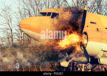 Il vecchio aereo sul fuoco, sul terreno. Foto Stock