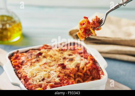 Anelletti al forno pasta con carne macinata, la salsa di pomodoro e mozzarella. Prodotti tipici siciliani un piatto di pasta con salsa di pomodoro, carne macinata e formaggio, cotte al forno Foto Stock