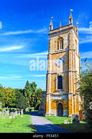 Chiesa di San Pietro e San Paolo nel villaggio Costwold di Blockley, Gloucestershire, ubicazione della serie tv Padre Brown Foto Stock