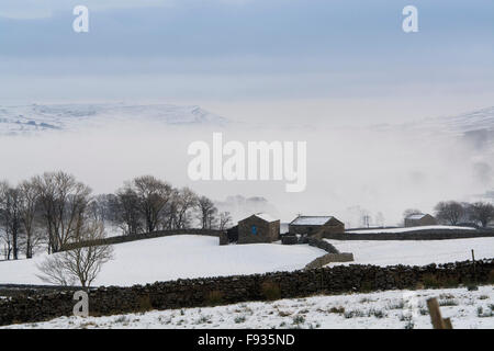 Wensleydale, UK. Xiii Dec, 2015. Dopo le inondazioni e danni da tempesta Desmond, neve da Storm Eva. Si aggiunge ad un christmassy sento di Hawes in Wensleydale. Credito: Wayne HUTCHINSON/Alamy Live News Foto Stock