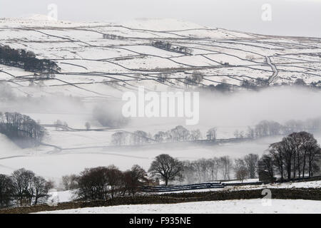 Wensleydale, UK. Xiii Dec, 2015. Dopo le inondazioni e danni da tempesta Desmond, neve da Storm Eva. Si aggiunge ad un christmassy sento di Hawes in Wensleydale. Credito: Wayne HUTCHINSON/Alamy Live News Foto Stock