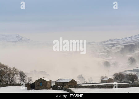 Wensleydale, UK. Xiii Dec, 2015. Dopo le inondazioni e danni da tempesta Desmond, neve da Storm Eva. Si aggiunge ad un christmassy sento di Hawes in Wensleydale. Credito: Wayne HUTCHINSON/Alamy Live News Foto Stock