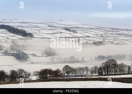 Wensleydale, UK. Xiii Dec, 2015. Dopo le inondazioni e danni da tempesta Desmond, neve da Storm Eva. Si aggiunge ad un christmassy sento di Hawes in Wensleydale. Credito: Wayne HUTCHINSON/Alamy Live News Foto Stock