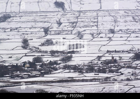 Wensleydale, UK. Xiii Dec, 2015. Dopo le inondazioni e danni da tempesta Desmond, neve da Storm Eva. Si aggiunge ad un christmassy sento di Hawes in Wensleydale. Credito: Wayne HUTCHINSON/Alamy Live News Foto Stock