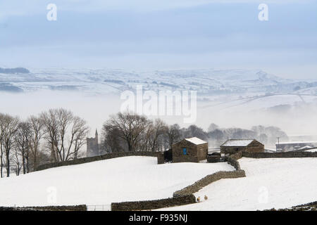 Wensleydale, UK. Xiii Dec, 2015. Dopo le inondazioni e danni da tempesta Desmond, neve da Storm Eva. Si aggiunge ad un christmassy sento di Hawes in Wensleydale. Credito: Wayne HUTCHINSON/Alamy Live News Foto Stock