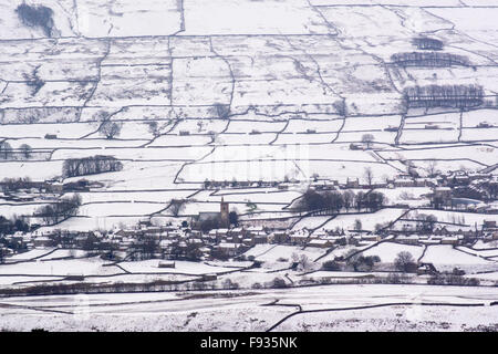 Wensleydale, UK. Xiii Dec, 2015. Dopo le inondazioni e danni da tempesta Desmond, neve da Storm Eva. Si aggiunge ad un christmassy sento di Hawes in Wensleydale. Credito: Wayne HUTCHINSON/Alamy Live News Foto Stock