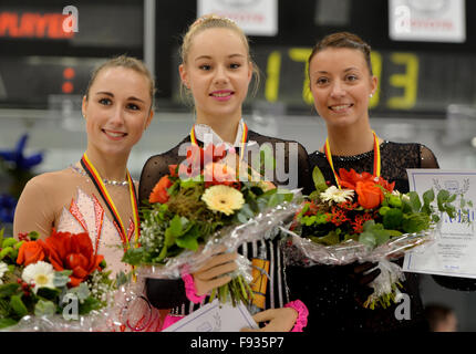 Essen, Germania. Xiii Dec, 2015. La figura skaters Nathalie Weimzierl (L-R, 2° posto), Lutricia Bock (2st place) e Nicole Schott (3° posto) salire sul podio della vittoria cerimonia durante il 2016 il tedesco di Pattinaggio di Figura campionati a indoor Ice Rink di Essen, Germania, 13 dicembre 2015. Foto: Monika SKOLIMOWSKA/dpa/Alamy Live News Foto Stock