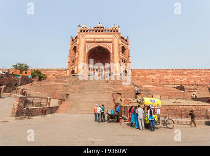 Indian sightseeing: Buland Darwaza (gate di magnificenza), ingresso al Fatehpur Sikri complesso, in Agra distretto di Uttar Pradesh, India Foto Stock