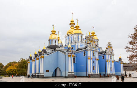 L'esterno dell'iconico, blu di San Michele a cupola dorata monastero, Podil, Kiev, Ucraina, Europa orientale Foto Stock