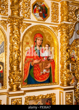 Tipico colorate, oro icone finito in una chiesa di Podil, Kiev, Ucraina, Europa orientale Foto Stock