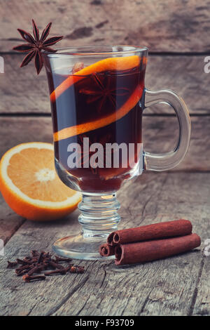 Vin brulé e spezie sul vecchio sfondo di legno Foto Stock