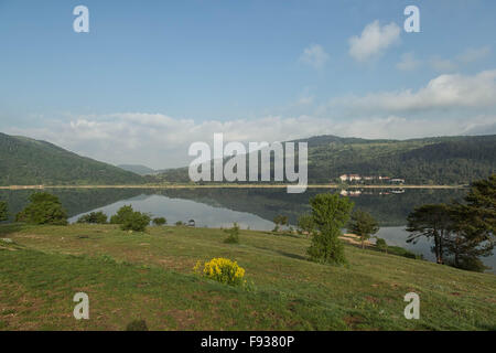 Lago Abant un bellissimo lago circondato da montagne nella regione di Bolu della Turchia. Foto Stock