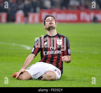 Milano, Italia. Xiii Dec, 2015. Giacomo Bonaventura è deluso per la fine della Serie A match tra AC Milan e Hellas Verona. AC Milan e Hellas Verona la partita finisce con un pareggio il punteggio di 1 - 1. © Nicolò Campo/Pacific Press/Alamy Live News Foto Stock