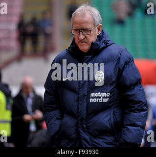 Milano, Italia. Xiii Dec, 2015. Luigi Delneri durante la Serie A match tra AC Milan e Hellas Verona. AC Milan e Hellas Verona la partita finisce con un pareggio il punteggio di 1 - 1. © Nicolò Campo/Pacific Press/Alamy Live News Foto Stock