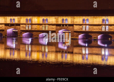 Il Barrage Vauban sul Fiume Ill durante la notte, Strasburgo, Francia Europa Foto Stock