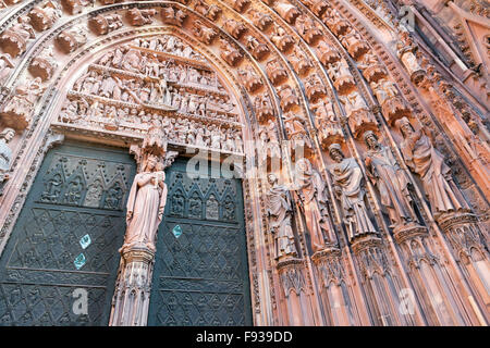 Close up scolpito statue in arenaria attorno alla porta, la cattedrale di Strasburgo, Strasburgo Francia Europa Foto Stock