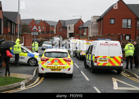 Bolton, Regno Unito. Xiii Dec, 2015. Bolton e Polizia di Greater Manchester MIT omicidio inchiesta dopo che un uomo è stato pugnalato a Brightmeadow vicino, Beightmet, Bolton Credito: Peter Simpson/Alamy Live News Foto Stock