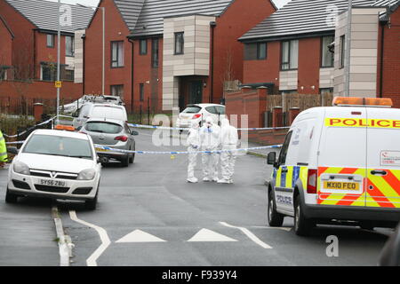 Bolton, Regno Unito. Xiii Dec, 2015. Bolton e Polizia di Greater Manchester MIT omicidio inchiesta dopo che un uomo è stato pugnalato a Brightmeadow vicino, Beightmet, Bolton Credito: Peter Simpson/Alamy Live News Foto Stock