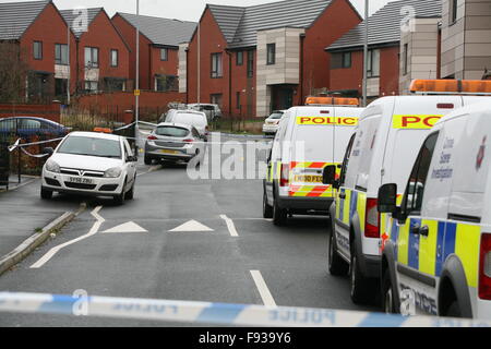 Bolton, Regno Unito. Xiii Dec, 2015. Bolton e Polizia di Greater Manchester MIT omicidio inchiesta dopo che un uomo è stato pugnalato a Brightmeadow vicino, Beightmet, Bolton Credito: Peter Simpson/Alamy Live News Foto Stock