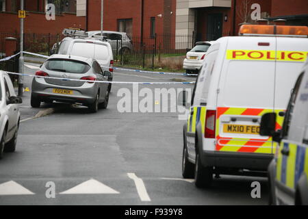 Bolton, Regno Unito. Xiii Dec, 2015. Bolton e Polizia di Greater Manchester MIT omicidio inchiesta dopo che un uomo è stato pugnalato a Brightmeadow vicino, Beightmet, Bolton Credito: Peter Simpson/Alamy Live News Foto Stock