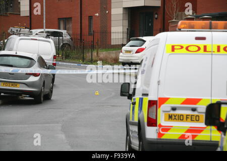 Bolton, Regno Unito. Xiii Dec, 2015. Bolton e Polizia di Greater Manchester MIT omicidio inchiesta dopo che un uomo è stato pugnalato a Brightmeadow vicino, Beightmet, Bolton Credito: Peter Simpson/Alamy Live News Foto Stock