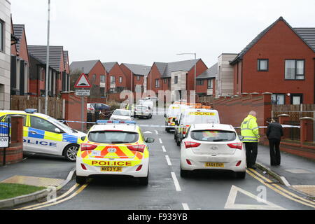 Bolton, Regno Unito. Xiii Dec, 2015. Bolton e Polizia di Greater Manchester MIT omicidio inchiesta dopo che un uomo è stato pugnalato a Brightmeadow vicino, Beightmet, Bolton Credito: Peter Simpson/Alamy Live News Foto Stock