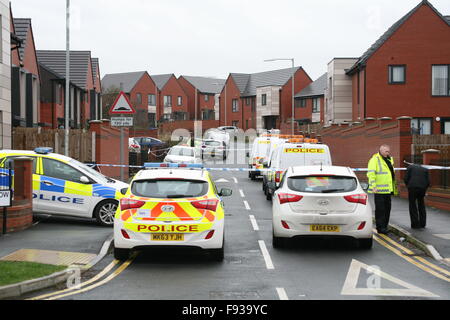 Bolton, Regno Unito. Xiii Dec, 2015. Bolton e Polizia di Greater Manchester MIT omicidio inchiesta dopo che un uomo è stato pugnalato a Brightmeadow vicino, Beightmet, Bolton Credito: Peter Simpson/Alamy Live News Foto Stock