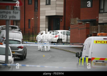 Bolton, Regno Unito. Xiii Dec, 2015. Bolton e Polizia di Greater Manchester MIT omicidio inchiesta dopo che un uomo è stato pugnalato a Brightmeadow vicino, Beightmet, Bolton Credito: Peter Simpson/Alamy Live News Foto Stock