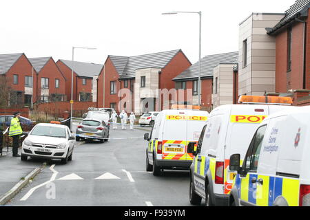 Bolton, Regno Unito. Xiii Dec, 2015. Bolton e Polizia di Greater Manchester MIT omicidio inchiesta dopo che un uomo è stato pugnalato a Brightmeadow vicino, Beightmet, Bolton Credito: Peter Simpson/Alamy Live News Foto Stock