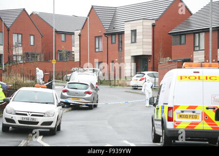 Bolton, Regno Unito. Xiii Dec, 2015. Bolton e Polizia di Greater Manchester MIT omicidio inchiesta dopo che un uomo è stato pugnalato a Brightmeadow vicino, Beightmet, Bolton Credito: Peter Simpson/Alamy Live News Foto Stock