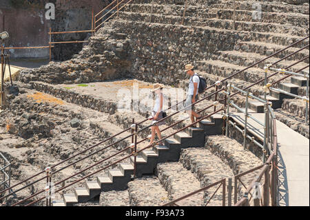 Teatro Romano Catania, vista in estate di una giovane coppia che visita l'antico teatro romano di Catania, Sicilia, Foto Stock