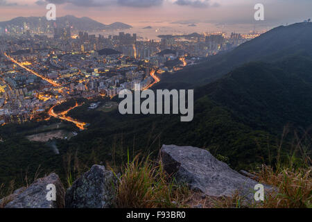 Vista di Kowloon e Lion Rock Country Park di Hong Kong dal di sopra dal Lion Rock in Hong Kong, Cina, al tramonto. Foto Stock
